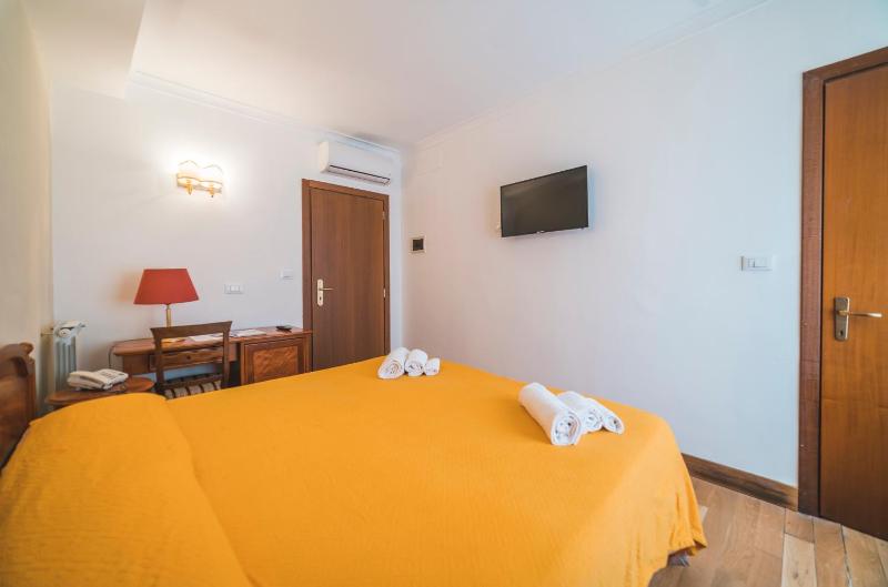 Double Room image 1