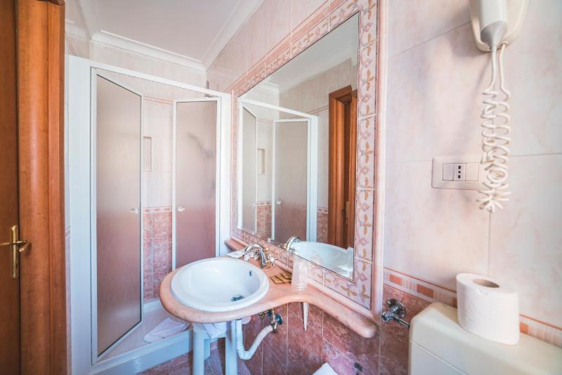 Classic Triple Room image 2