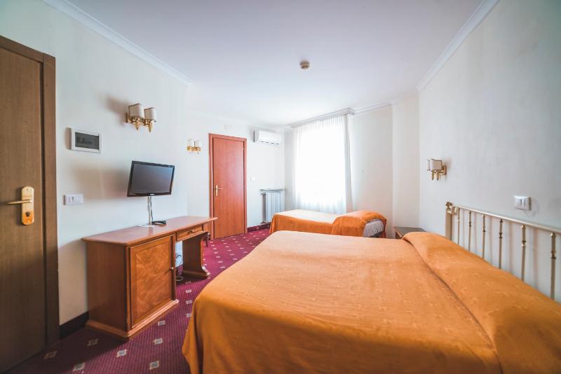 Classic Triple Room image 3