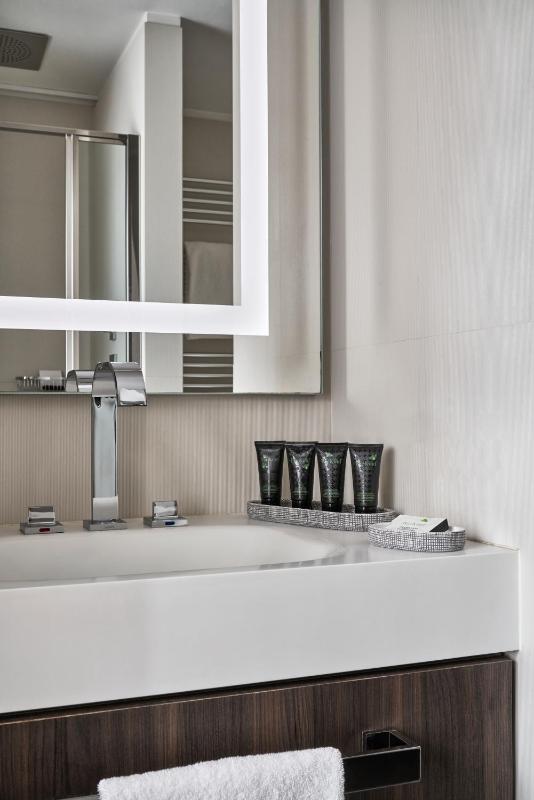 King Room with City View image 2