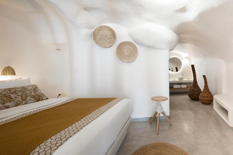 Cave Grand Suite with Outdoor Hot Tub and Caldera View image 4