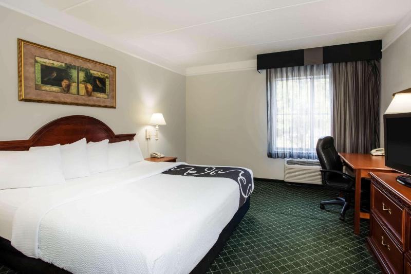 Deluxe King Room image 3