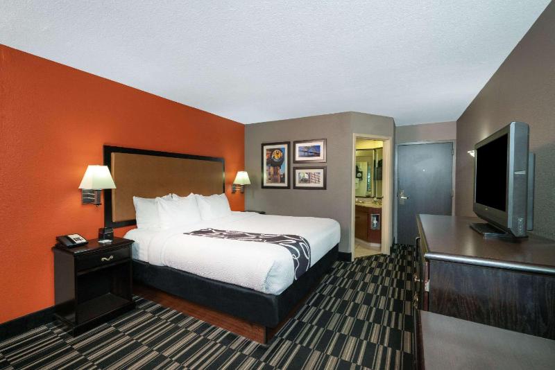 Deluxe King Room image 4