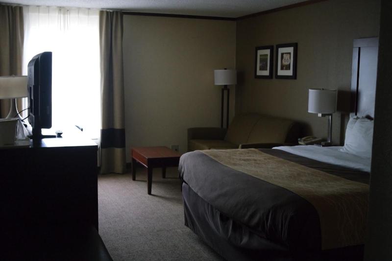 Efficiency King Suite with Whirlpool - Non-Smoking image 1