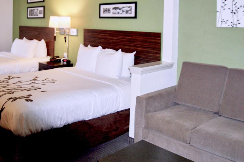 Queen Room with Two Queen Beds - Non-Smoking image 1