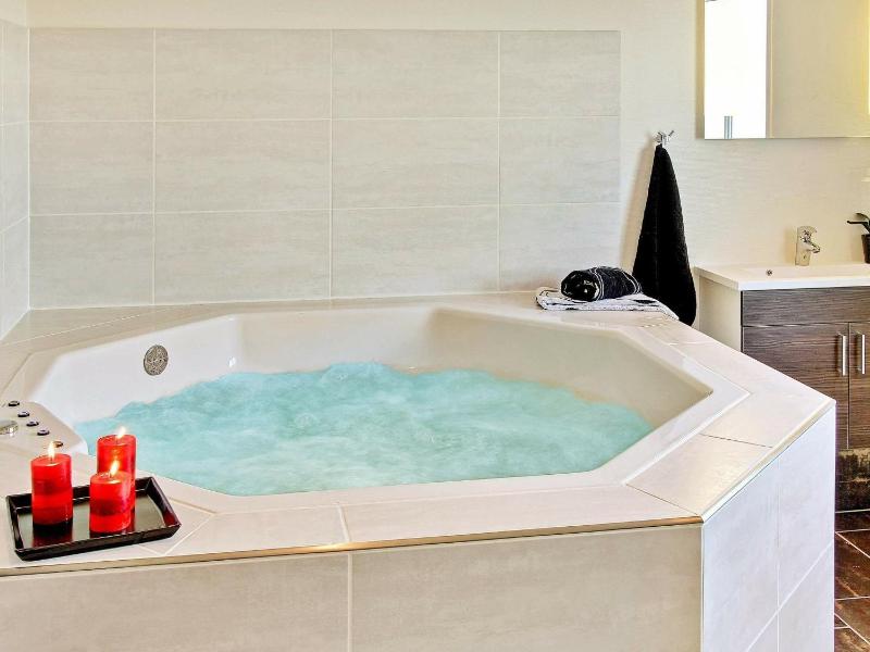 Seven-Bedroom Holiday Home image 3