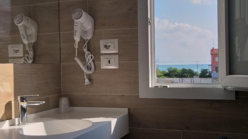 Twin Room image 1