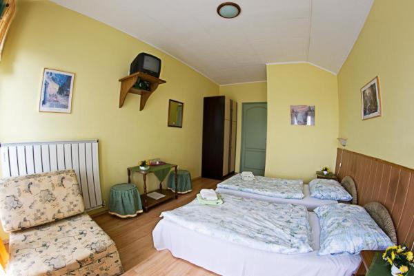 Twin Room with Balcony image 3
