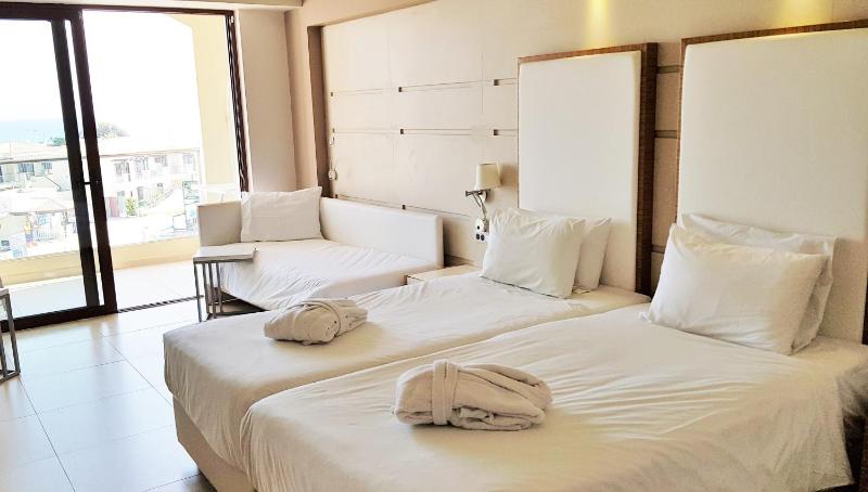 Deluxe Double Room image 3