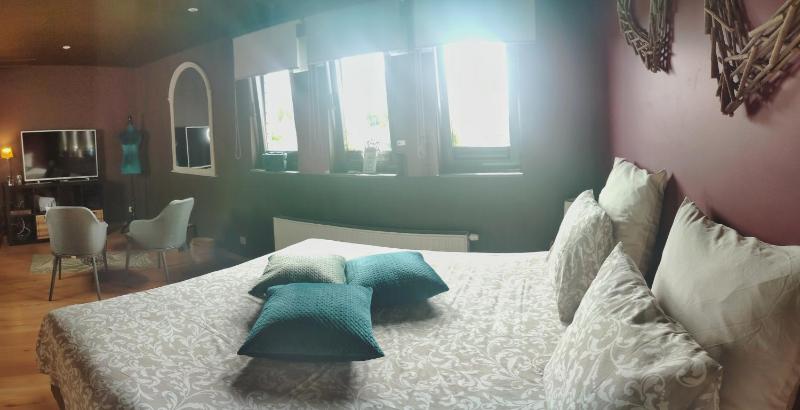 Standard King Room image 2