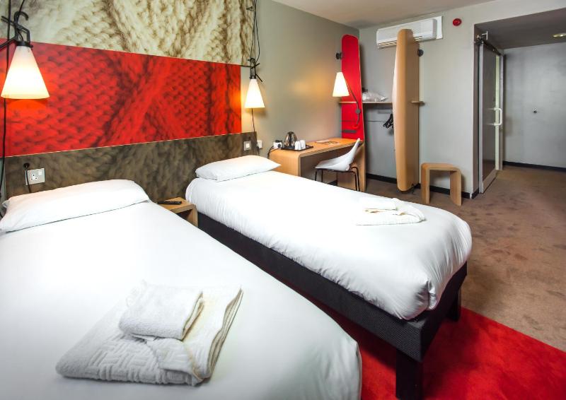 Twin Room image 4