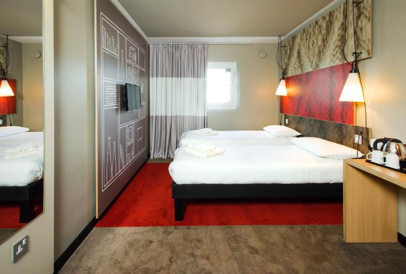 Twin Room image 3