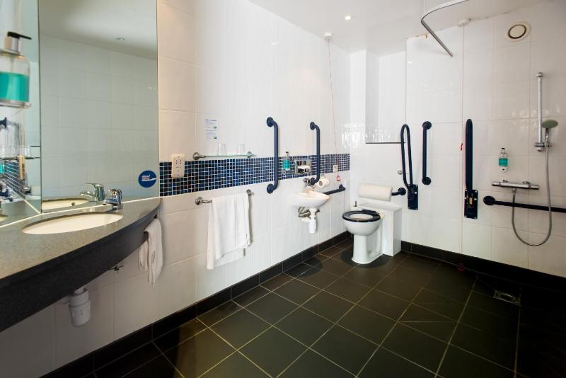 Double Room with Free Hot Breakfast - Accessible image 2