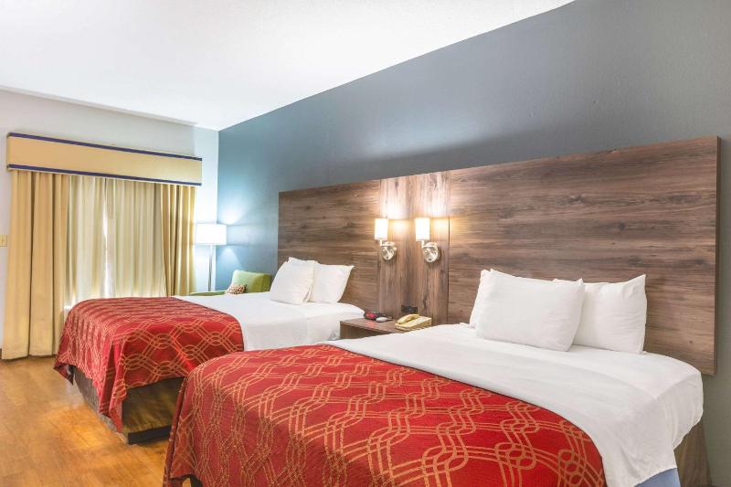 Queen Room with Two Queen Beds - Non-Smoking image 4