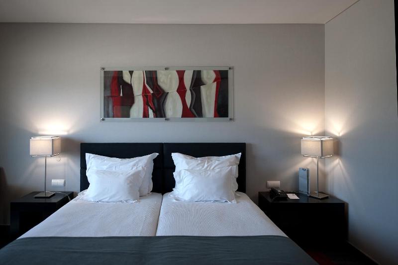 Twin Room with Extra Bed and Sea View (2 Adults + 1 Child) image 4