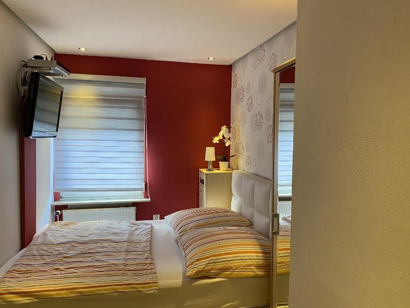 Small Double Room image 1