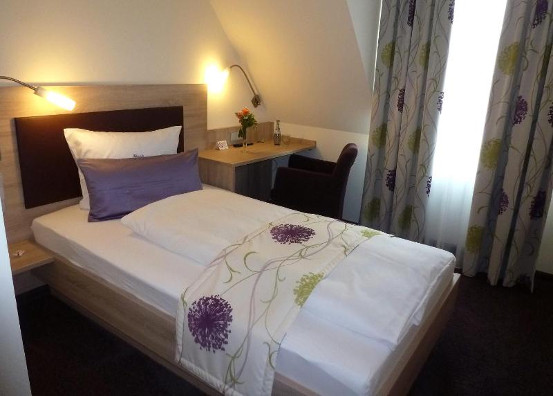 Single Room with Bathroom image 1