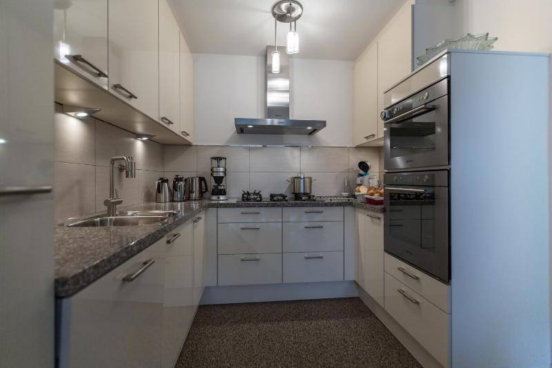 Twin Room with Shared Bathroom image 2