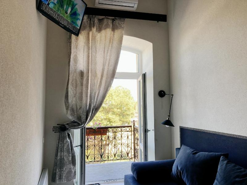 Apartment - Split Level with Balcony image 2