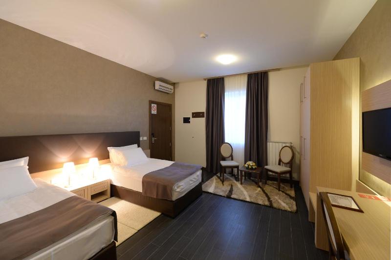 Standard Twin Room image 4