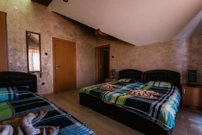 Triple Room with Balcony image 3