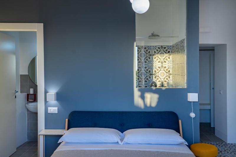 Deluxe Double Room with Sea View image 3