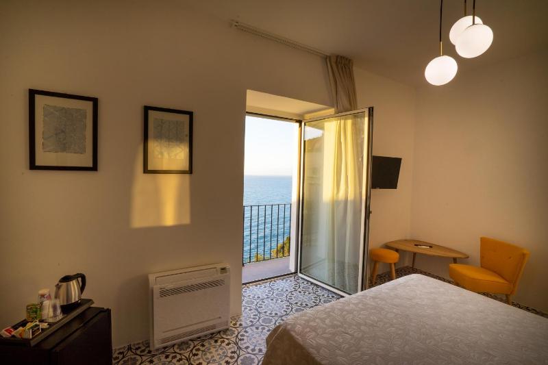 Deluxe Double Room with Sea View image 2
