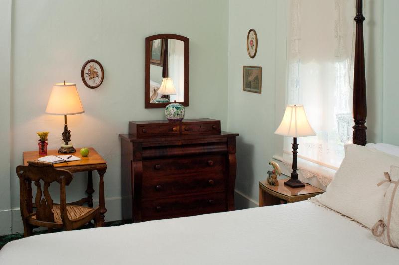 Queen Room - Louise Room image 4