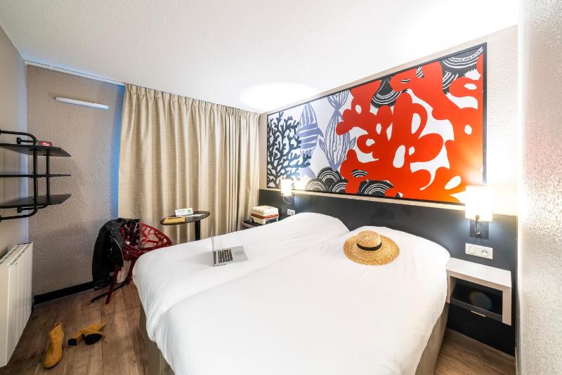 Standard Twin Room image 2