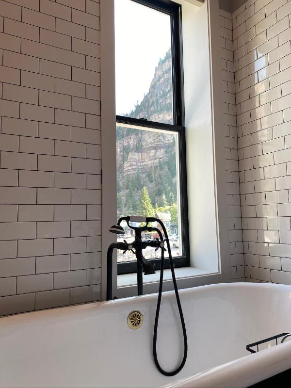 King Room with Mountain View image 3