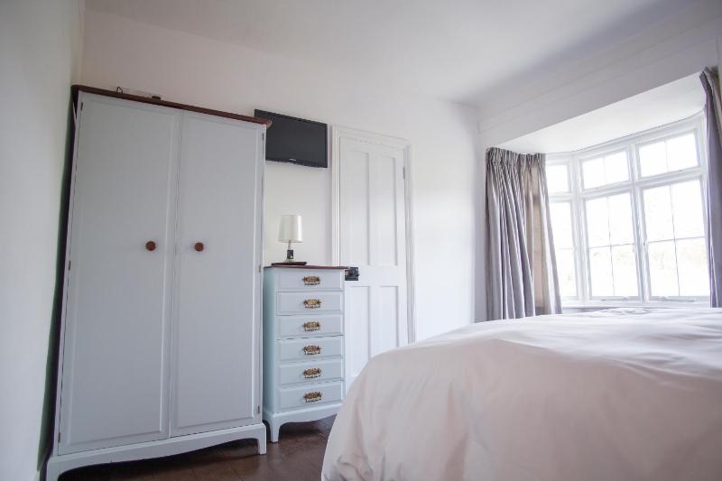 Standard Twin Room image 3