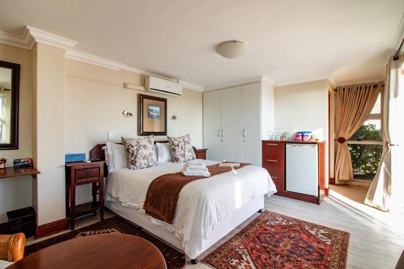 Deluxe Double Room with Sea View - Lower Level image 2