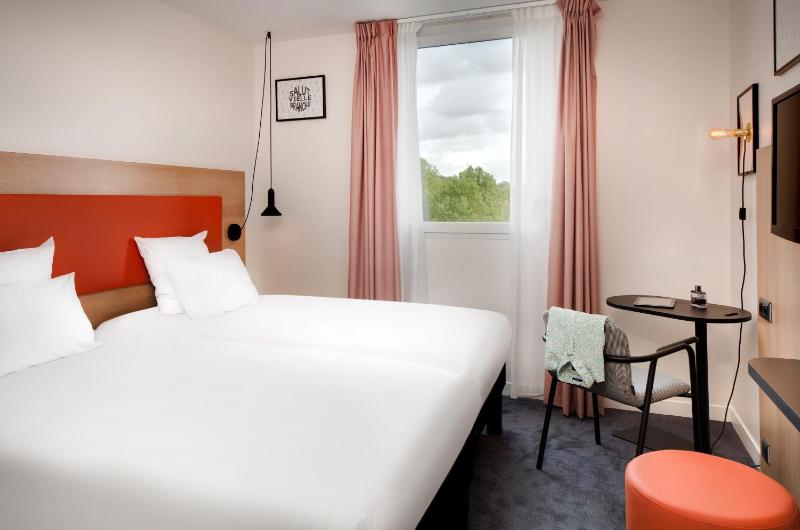 Standard Twin Room image 1