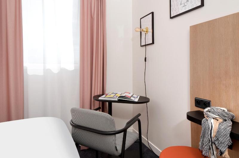 Standard King Room image 3