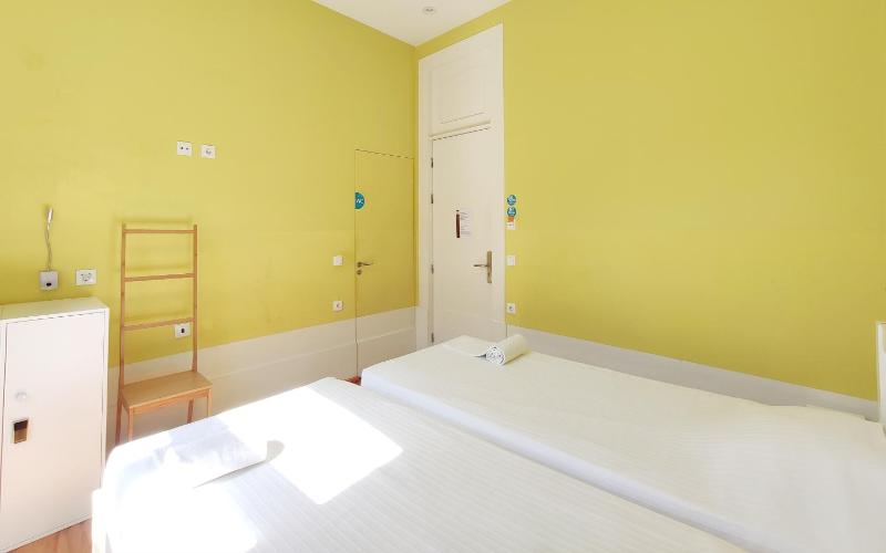 Twin Room with Private Bathroom image 3