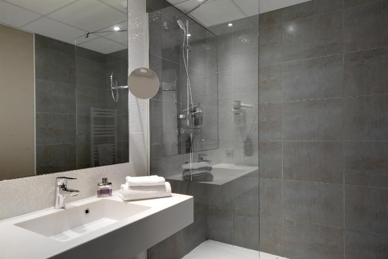 Standard Twin Room image 4