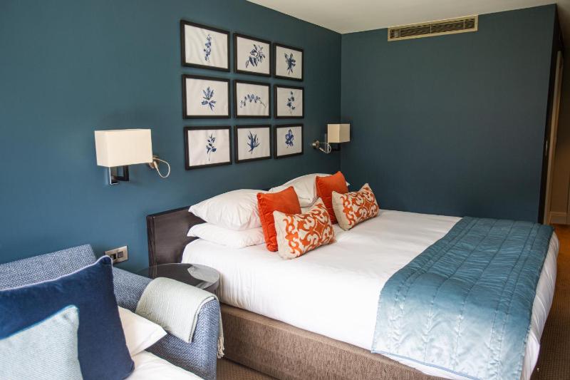 Family Room image 3