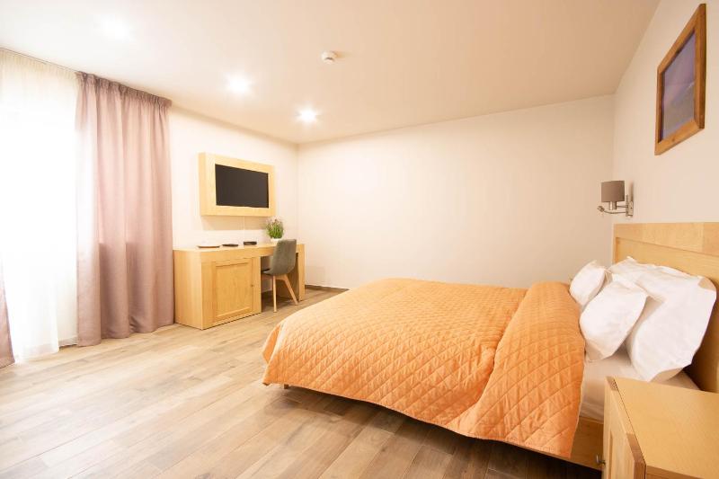 Deluxe Family Suite image 3