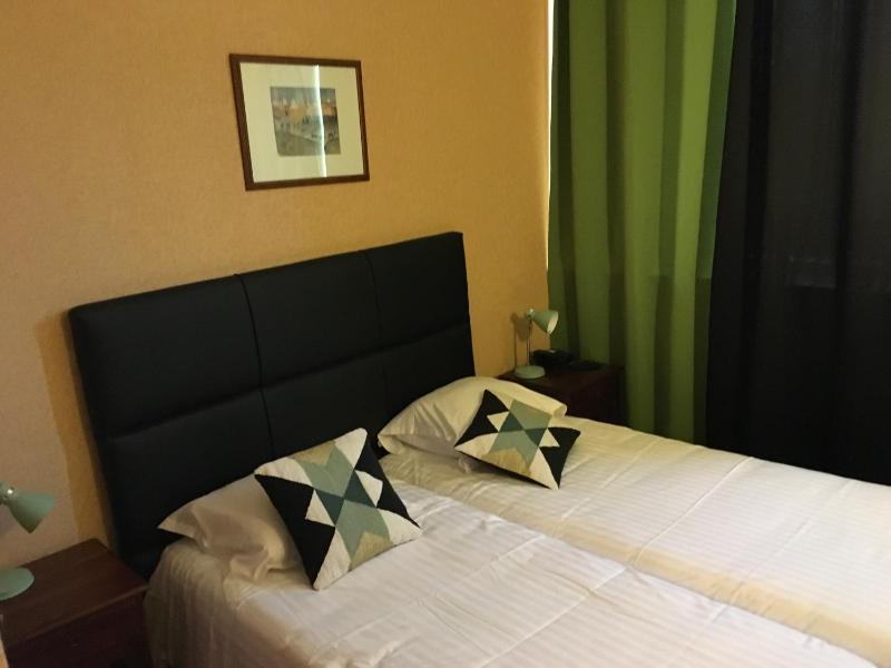 Twin Room image 4