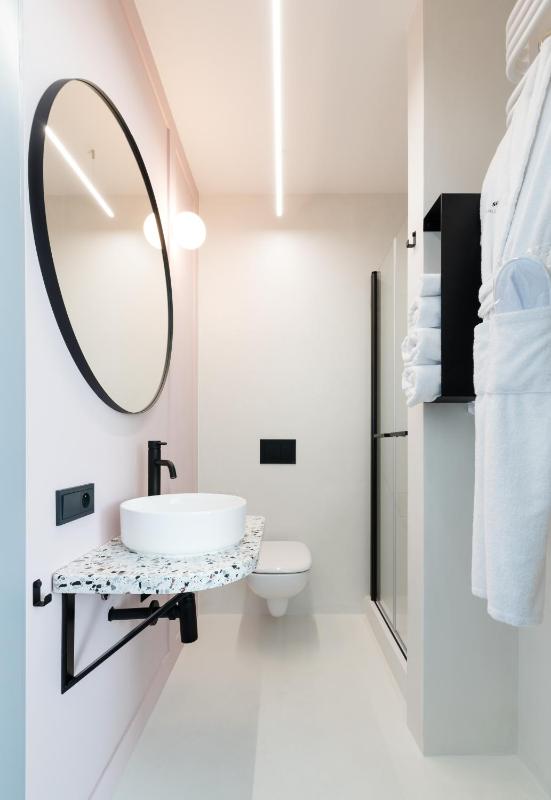 Small Double Room image 3