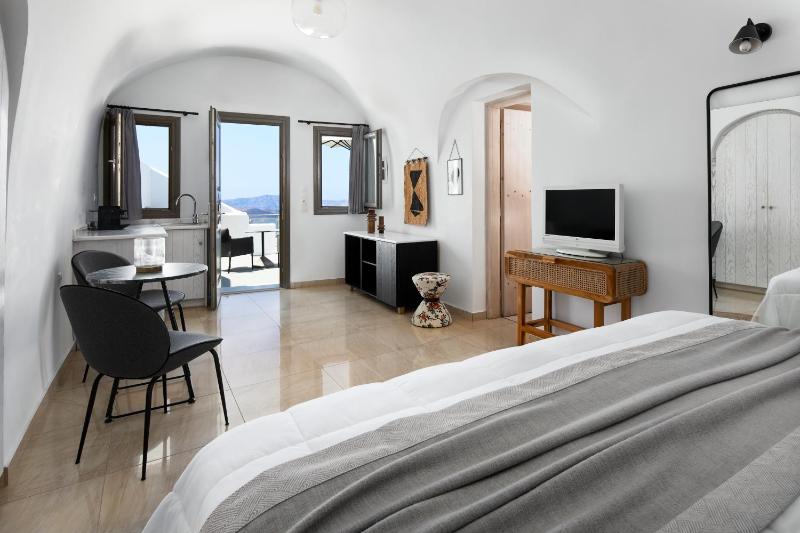 Honeymoon suite with plunge pool & Caldera View image 4