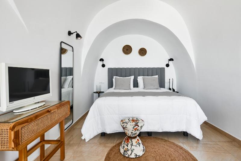 Honeymoon Suite with Private heated Pool and Caldera View image 1
