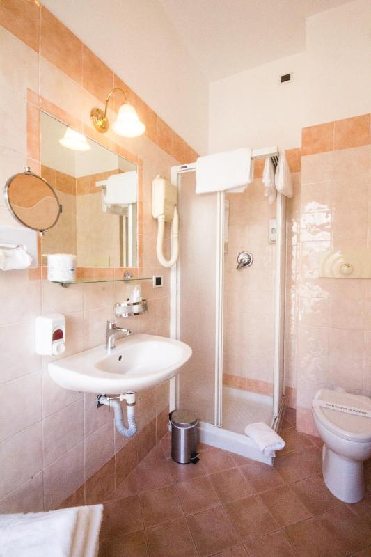 Double Room image 4