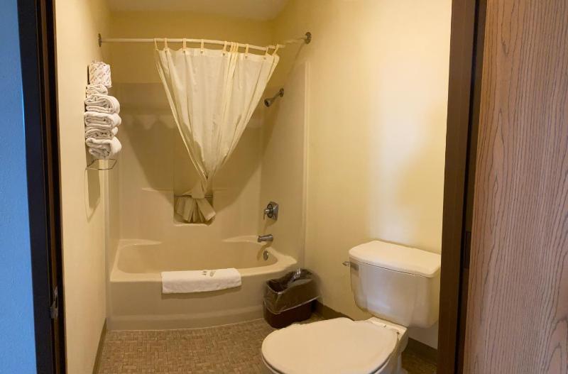 Queen Room image 2