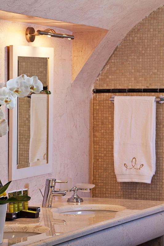 Honeymoon Suite with Private heated Pool and Caldera View image 2