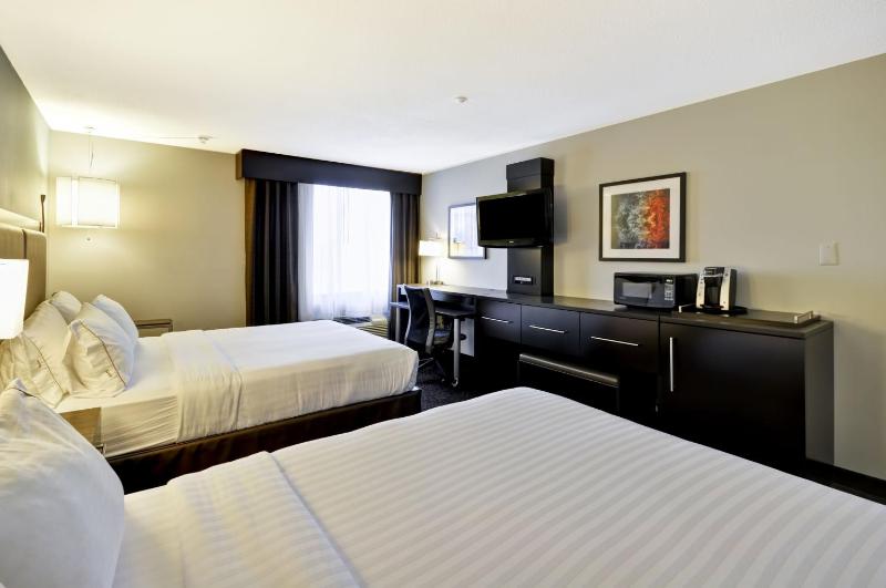 Standard Room with Two Queen Beds image 4