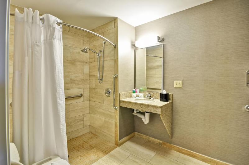 King Room - Mobility Access/Roll in Shower - Non-Smoking image 3