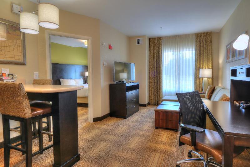 One-Bedroom Suite with Full Kitchen and Sofa Bed image 3