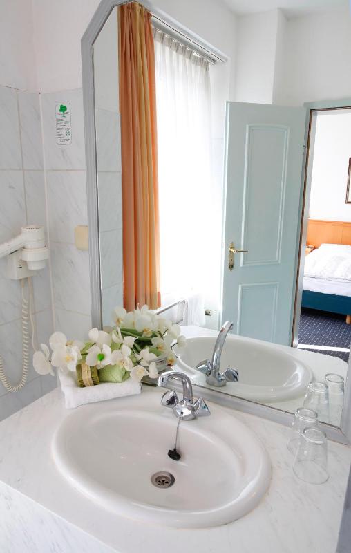 Double Room image 2