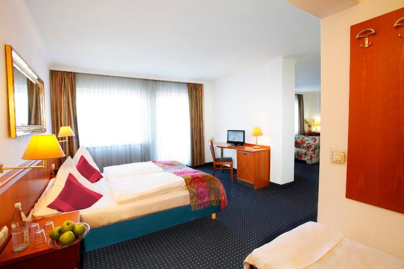 Superior Triple Room image 3